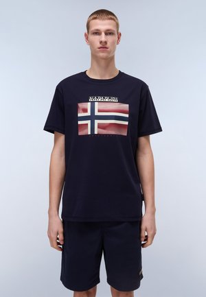 Navy blue short-sleeve T-shirt featuring a graphic of the Norwegian flag with text above, made of a soft cotton blend fabric.