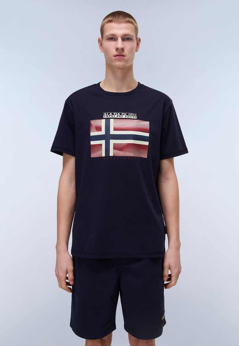 Mørkeblå T-shirt med korte ærmer, der viser et grafik af det norske flag med tekst ovenfor, lavet af et blødt bomuldsblandingsstof.