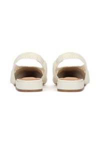 Λευκά πλατφόρμα σανδάλια με υφασμένες χνουδωτές λουρίδες και λείο πέλμα. Διακοσμημένα με μπεζ σόλα για επιπλέον αντίθεση.