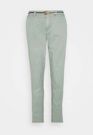 Pantalon slim vert clair avec poches avant et ceinture tissée ornée de motifs tressés bleu marine et blanc.