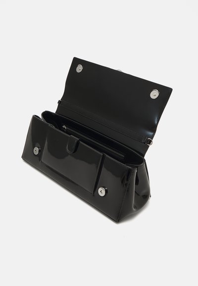 Sac à main en cuir verni noir avec un design structuré, quincaillerie en argent, poche avant et un compartiment zippé à l'intérieur. Vue ouverte montrée.