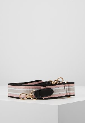 Sangle de sac réglable rayée rose, blanche et noire avec fermoirs pivotants dorés et accents en cuir noir, présentée sur une surface blanche.