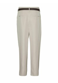 Pantalones beige de corte slim, con un cinturón marrón, bolsillos traseros y textura suave. Diseño a medida adecuado para vestir formal o casualmente.