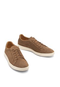Braune Wildledersneaker mit runder Zehenpartie, flachen Schnürsenkeln und weißer Gummisohle. Das Innenfutter ist beige. Einfaches, zeitloses Design.