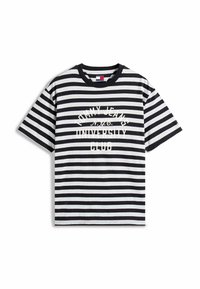 Czarny i biały t-shirt z krótkim rękawem w paski, z okrągłym dekoltem. Posiada graficzny tekst "TOMMY JEANS N.Y.C. UNIVERSITY CLUB" w kolorze białym.