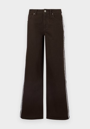 Καφέ τζιν με φαρδιά πόδια από τζιν υλικό, με λευκές κάθετες ρίγες στα πλαϊνά, κλασικό σχεδιασμό με πέντε τσέπες και μεταλλικό κουμπί κλεισίματος.