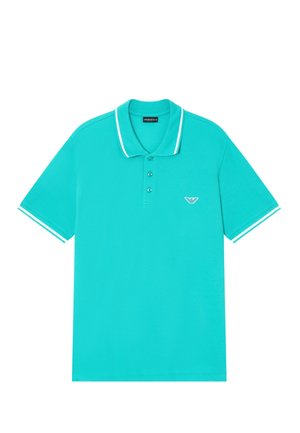 Polo turquoise à manches courtes avec col et bords de manches blancs, trois boutons et petit logo sur le côté gauche de la poitrine.