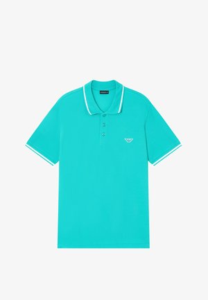 Turkooise polo met korte mouwen, witte rand langs de kraag en mouwuiteinden, drie knopen en klein logo op de linkerborst.