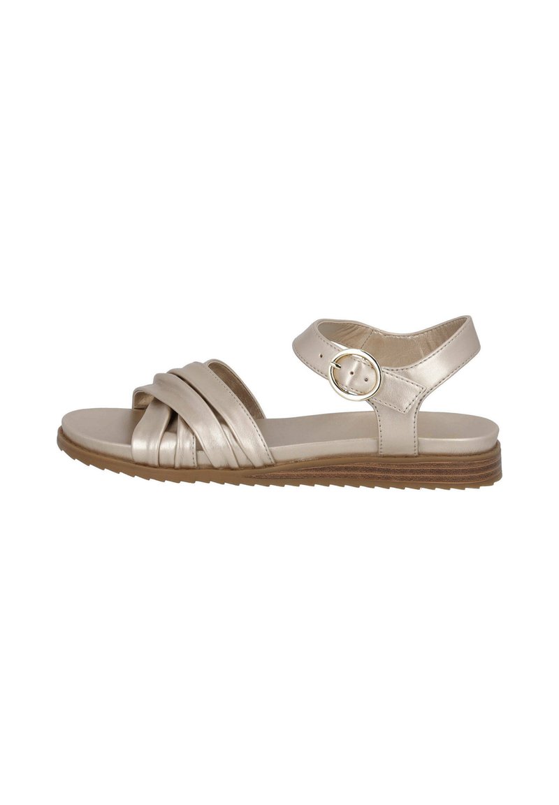 Beige Leder-Sandale mit drei gefältelten Riemen, einem Knöchelriemen mit runder Schnalle und einer flachen, strukturierten Sohle für besseren Halt.