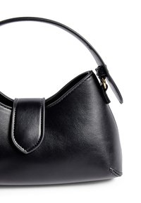 Čierna kožená kabelka so štruktúrovaným tvarom, vybavená úzkym uchom a klopovým zatváraním. Hladká textúra s kontrastným prešívaním.