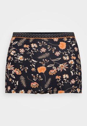 Blomstertrykk shortser i mørk marineblå med oransje og kremfargede blomster, elastisk liv, og teksturerte detaljer langs toppen.