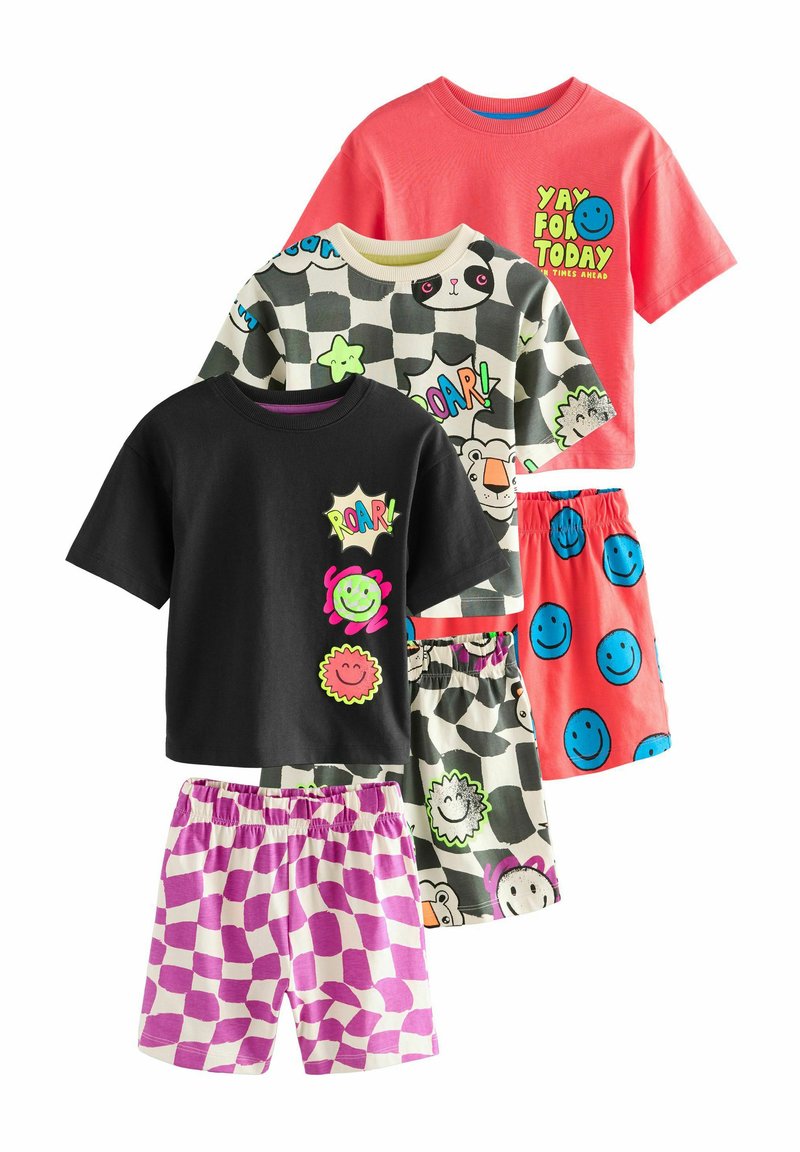 Zwei Sätze von Baumwolltops und Shorts für Kinder. Die Farben umfassen Schwarz, Koralle, Weiß und Lila. Die Muster zeigen Smileys und Tiergrafiken.