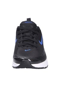 Svarta Nike Air Max-sneakers med mesh-övre, blåa accenter, gummisula och snörningsdesign. Inkluderar en hälrem för enkel påtagning.