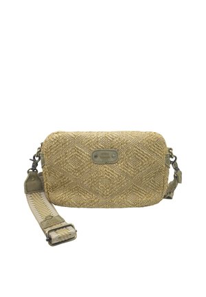 Sac bandoulière rectangulaire beige tissé avec une sangle en tissu rayé réglable et des fermoirs métalliques, comportant une petite étiquette de marque en cuir à l'avant.