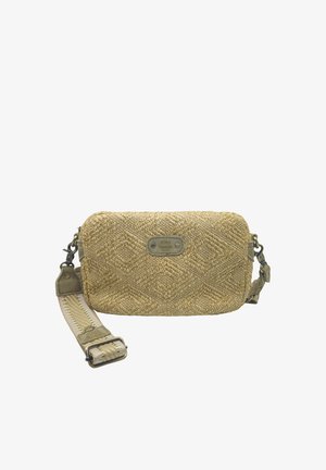 Sac bandoulière rectangulaire beige tissé avec une sangle en tissu rayé réglable et des fermoirs métalliques, comportant une petite étiquette de marque en cuir à l'avant.