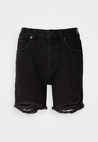 Μαύρα τζιν σορτς με ελαφρώς σκισμένα, φθαρμένα τελειώματα, μπροστινές τσέπες, θηλιές για ζώνη και κλείσιμο με κουμπί και φερμουάρ.