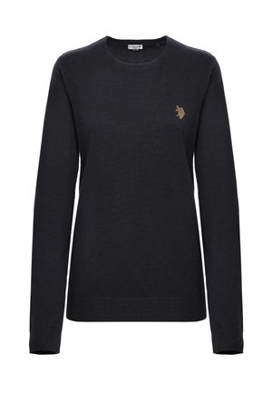 Maglione blu navy scuro in tessuto morbido, con scollo rotondo, maniche lunghe e un piccolo logo dorato sul petto. Orlo e polsini a costine.