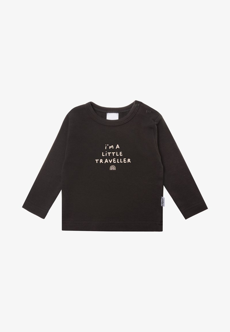 Schwarzes langärmliges Baumwollshirt mit dem Text "Ich bin ein kleiner Reisender" in hellbeige, mit einer Regenbogen-Grafik darunter. Druckknopfverschluss an der Schulter.