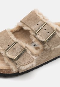 Birkenstock ARIZONA SHEARLING LEVE LAF REGULAR UNISEX - Sandalias - taupe