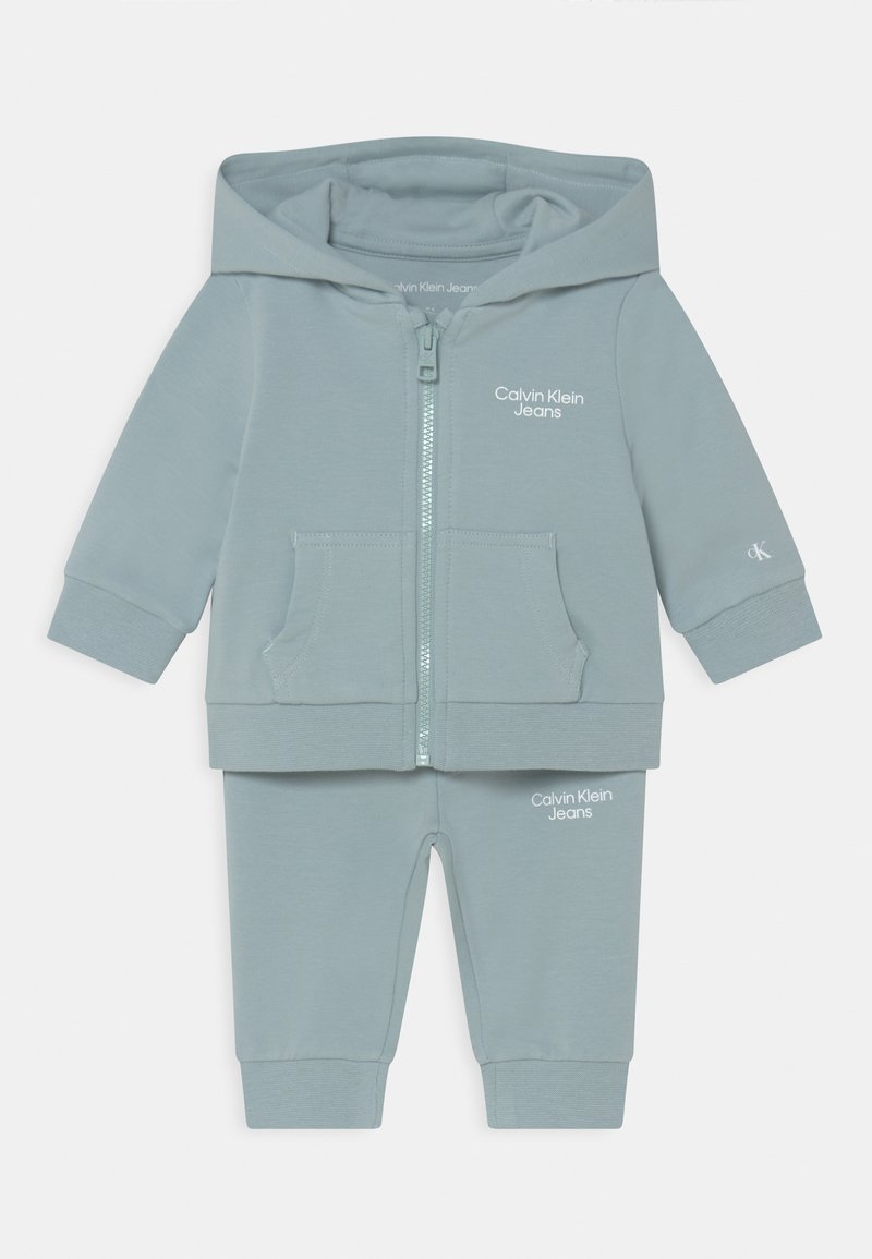 Kinder Jumpsuits & Playsuits | Calvin Klein Jeans STACK LOGO ZIP THROUGH UNISEX SET Trainingsjacke muted aqua/hellblau - KR10012 Kinder Jumpsuits & Playsuits | Calvin Klein Jeans STACK LOGO ZIP THROUGH UNISEX SET Trainingsjacke muted aqua/hellblau - KR10012