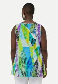 Mouwloze tuniek in levendige kleuren, met abstracte penseelstreken in groen, blauw, geel en paars, en een geplooide textuur.