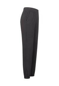 Pantaloni de trening negri, conici, confecționați dintr-un material moale, având talie elastică, buzunare laterale și manșete elastice la glezne.