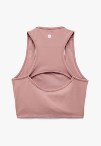 Sujeción deportiva acolchado en tejido rosa claro. Presenta un diseño de espalda nadadora con un gran detalle de corte, textura suave y un pequeño logo en el cuello.