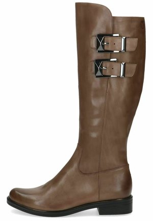 Bottes en cuir marron montantes avec une texture lisse, des boucles rectangulaires et un faible talon carré. Présente une légère courbure en haut.