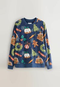 Granatowy sweatshirt z świątecznym wzorem, na którym znajdują się pierniczki, choinki, ostrokrzew i płatki śniegu w jasnych kolorach.