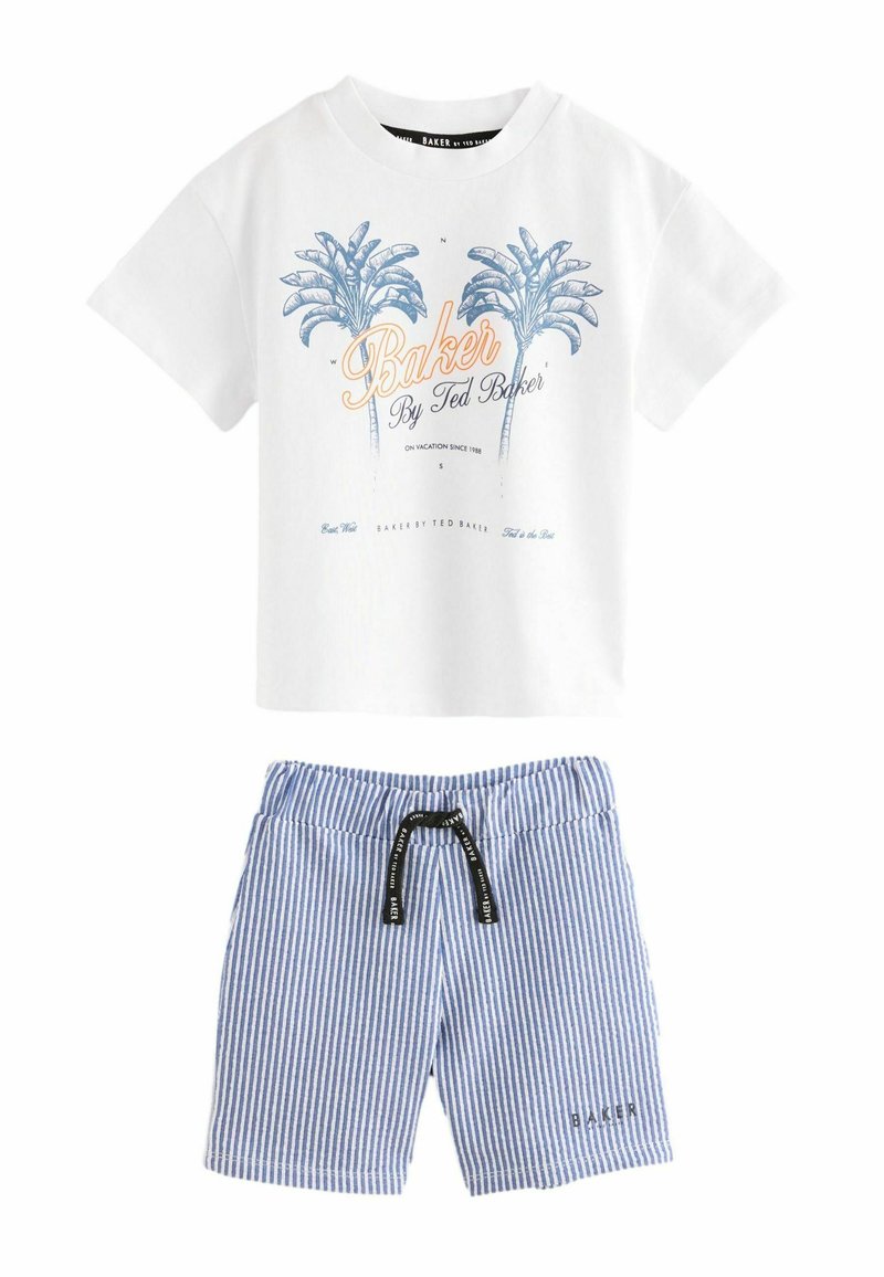 T-shirt bianca in cotone con grafica di una palma blu e testo; abbinata a pantaloni corti a righe blu e bianche con vita elastica e coulisse.