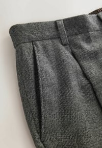 Grahamuster Hosen aus strukturiertem Stoff mit flachem Vorderteil, Falten und geradem Schnitt, die ein klassisches Gewebemuster zeigen.