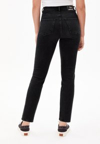 ARMEDANGELS LEJAA - Vaqueros slim fit - breezy black
