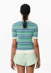 Stripet strikket kortærmet sweater i blå, grøn og kremfarvet, med ribbet tekstur og en tætsiddende pasform ved taljen.