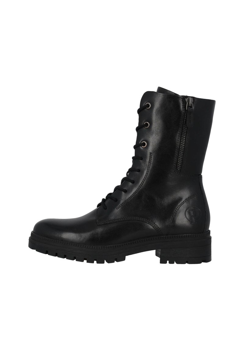 Bota de combate de cuero negro con puntera redondeada, cordones en la parte delantera, cremallera lateral, suela texturizada y logo embosado en el tobillo exterior.