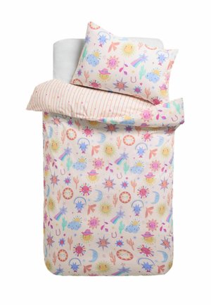 Einzelbett mit rosa Bettwäsche mit bunten Mustern von Sonne, Mond, Wolke, Kaktus und Stern sowie einer gestreiften Rückseite auf dem Bettbezug.