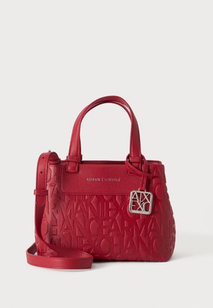 Červená kabelka Armani Exchange s reliéfnym logom, dvojitými rukoväťami, nastaviteľným ramenným popruhom a striebornou príveskom s logom AX vpredu.