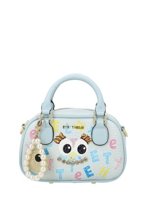Geantă de mână albastru deschis cu față de desen animat formată din litere, strasuri și detalii aurii, având un accesoriu de breloc cu perlă.