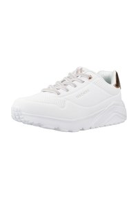 Baskets de sport blanches avec un dessus synthétique lisse, des accents texturés et des lacets de couleur claire. Dotées d'un col rembourré et d'une semelle épaisse.