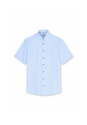 Hellblaues Kurzarmhemd mit schwarzen Knöpfen und einer Brusttasche, dargestellt auf weißem Hintergrund.