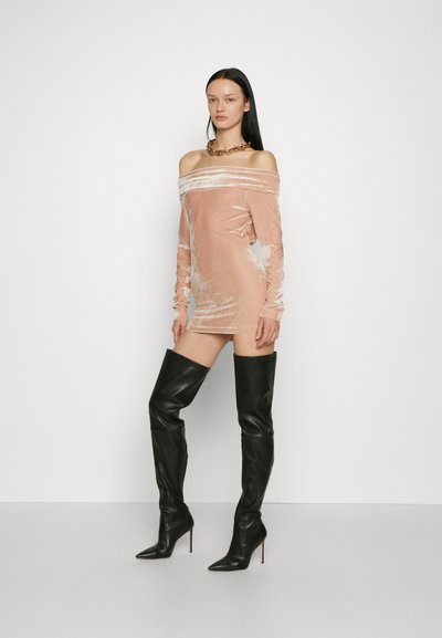 GmbH OFF SHOULDER MINI DRESS - Kokteilikleit/peokleit - rose