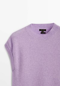 Pull en tricot lavande avec un col rond et des manches courtes. Texture douce et détail de col côtelé. Étiquette visible à l'intérieur du col.