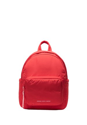 Czerwony plecak Herschel Supply Company z górnym uchwytem, przednią kieszenią na zamek oraz bocznymi kieszeniami na białym tle.