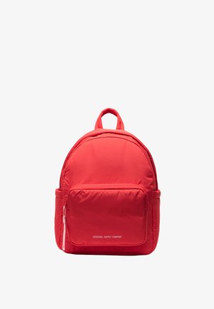 Rød Herschel Supply Company rygsæk med øverste håndtag, front lynlåslomme og sidelommer på hvid baggrund.