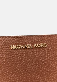 MICHAEL Michael Kors WRISTLET - Portafoglio - luggage