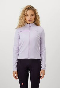 Gaiši violeta rāvējslēdzēja jaka ar augstu apkakli, izgatavota no mīksta auduma. Uz krūtīm ir horizontāla svītra un logotips. Pielāgota piegriezuma.