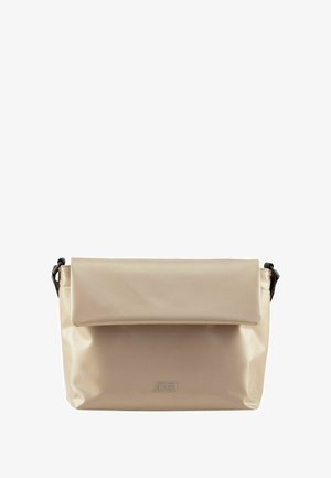 Beige Umhängetasche mit Faltverschluss, gefertigt aus glattem, strapazierfähigem Material; verfügt über einen schwarzen Schultergurt und ein eingeprägtes Logo auf der Vorderseite.
