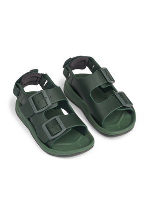 Grønne åben tå-sandaler med to justerbare remme med spænde og polstret ankelsupport, designet til komfort og afslappet brug.