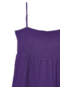 Lila ärmlös klänning gjord av strukturerad tyg. Har en smockad byst och en flödande kjol. Remmarna är tunna och justerbara.