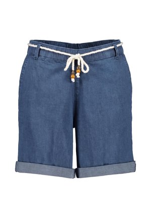 Shorts en denim bleu avec ourlet roulé, taille élastique et ceinture en corde blanche ornée de perles en bois à l'avant.