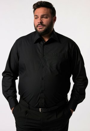 Camicia da uomo a maniche lunghe nera con colletto a punta, tessuto texturizzato e un piccolo logo ricamato sulla tasca del petto. Design slim fit.